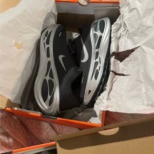 Nike Men's Black and Silver Sneakers